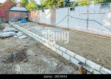 Breeze blockt und Fundamente auf einer Baustelle, Umbau und Umbau von Nebengebäuden in einem britischen Haus Stockfoto