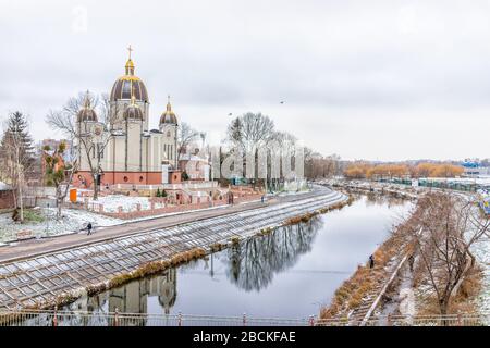 Rivne, Ukraine - 6. Januar 2020: Tserkva Mykolaya Uhkts Kirche Architekturgebäude in der westukrainischen Stadt Rovno Innenstadt mit Blick auf die Bucht Stockfoto