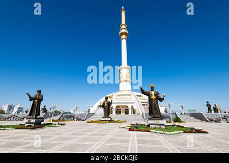 Unabhängigkeitsdenkmal in Aschgabat, Turkmenistan mit Bronzestatuen zu Ehren turkmenischer Helden und Führer. Im Independence Park gelegen. Stockfoto