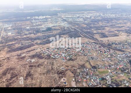 Lwiw, Ukraine - 22. Januar 2020: Ukrainische Stadt Lvov hochwinkelige Vogelperspektive vom Flugzeugfenster am bewölkten Wintertag mit vielen bunten Häusern Stockfoto