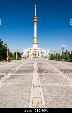 Unabhängigkeitsdenkmal in Aschgabat, Turkmenistan. Im Independence Park gelegen. Betonturm in Zentralasien. Vertikales Foto. Stockfoto