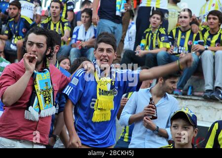 ISTANBUL, TÜRKEI - 29. AUGUST: Fenerbahce-Fans haben vor dem Spiel in rund um Kadikoy am 29. August 2012 in Istanbul, Türkei, Spaß. Stockfoto