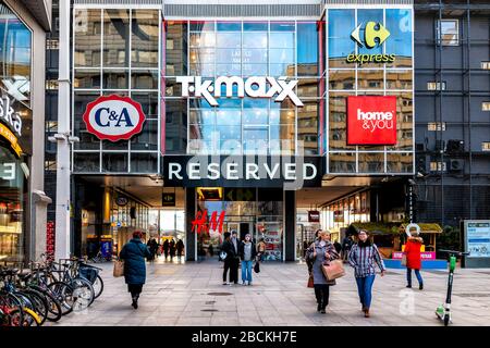 Warschau, Polen - 22. Januar 2020: TK Maxx Discount Outlet Store Beschilderung Eingang mit Menschen zu Fuß auf der Marszalkowska Straße in der Innenstadt von Warszawa Stockfoto