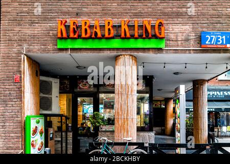 Warschau, Polen - 22. Januar 2020: Schild für Kebab King Shop Restaurant Exterieur in der Innenstadt von Warszawa auf der Chmielna Straße und Speisekarte Stockfoto