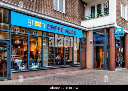 Warschau, Polen - 22. Januar 2020: Straße und grünes Café Caffe Nero Restaurant mit Menschen, die in der Innenstadt von Warszawa sitzen Stockfoto