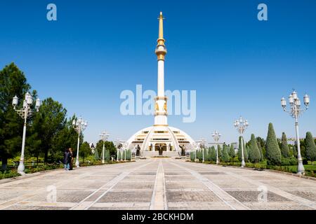 Unabhängigkeitsdenkmal in Aschgabat, Turkmenistan. Im Independence Park gelegen. Betonturm in Zentralasien. Stockfoto