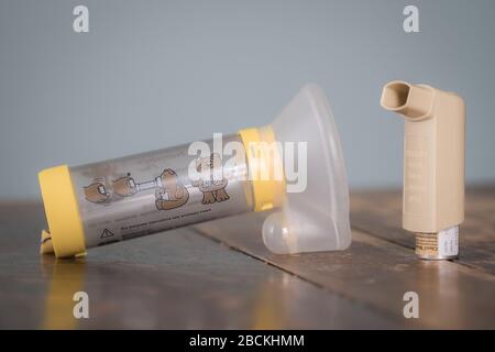 London, Großbritannien - 3. April 2020 - Clenil (Beclomethasone) Inhalator und Child Aerokammer Spacer; häufig verordnete Medikamente zur Asthmabehandlung Stockfoto