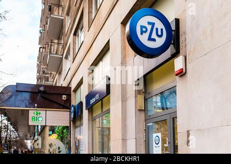 Warschau, Polen - 22. Januar 2019: Schild für die PZU-Versicherung und den grünen Lebensmittel-Supermarkt Carrefour Bio auf der Straße im Stadtzentrum Stockfoto