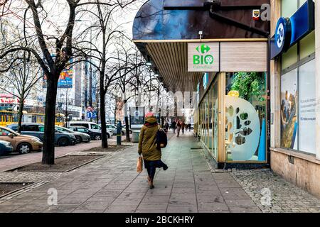 Warschau, Polen - 22. Januar 2019: Schild für Carrefour Bio Bio Green Lebensmittel-Supermarkt auf der Straße in der Innenstadt und Menschen zu Fuß Stockfoto