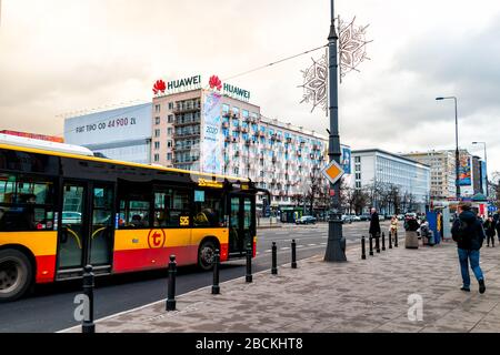 Warschau, Polen - 22. Januar 2020: Firmengebäude von Huawei mit Schild in der Innenstadt von Warszawa, polnische Stadt und Bushaltestelle Stockfoto