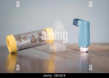 London, Großbritannien - 3. April 2020 - Ventolin dosierte Inhalatoren und Aerokammer-Abstandshalter; häufig verordnete Medikamente zur Asthmabehandlung Stockfoto