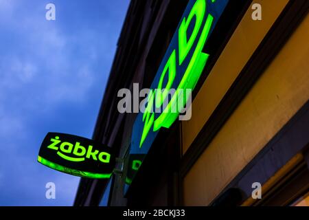 Warschau, Polen - 22. Januar 2019: Schild geschlossen für Zabka Green Grocery Supermarket Convenience Store auf der Straße in der Innenstadt nachts blau Stockfoto