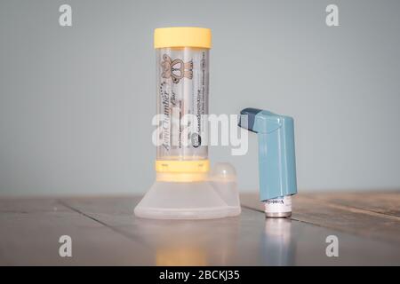 London, Großbritannien - 3. April 2020 - Ventolin dosierte Inhalatoren und Aerokammer-Abstandshalter; häufig verordnete Medikamente zur Asthmabehandlung Stockfoto