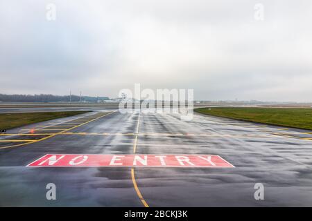 Warschau, Polen - 23. Januar 2020: Internationale Flughafenbahn von Chopin ohne Einstiegsschild für Flugzeuge am bewölkten Wintertag Stockfoto