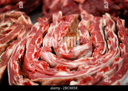 Frische rohe Rinderrippen an der Theke des örtlichen Bauernmarktes. Stockfoto