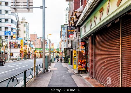 Tokio, Japan - 28. März 2019: Shinjuku Bürgerstraße am Morgen auf der Straße und farbenfrohe Schilder mit Menschen, die zu Fuß durch Restaurants Geschäfte in der Stadt gehen Stockfoto