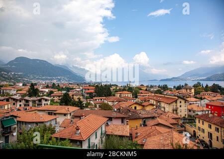 Gravedona, Italien, 10-02-2016 Gravedona, Italien, 10-02-2016 Blick über die Stadt zum Comer See Stockfoto