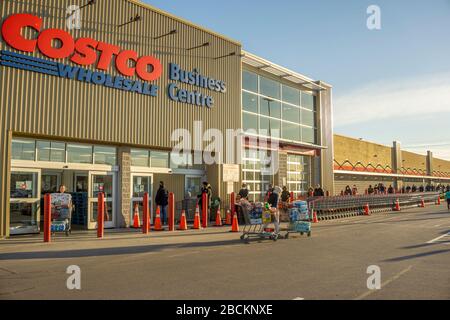 Toronto, Kanada, 03. April 2010 - Kunden in Masken werden bei Costco für Lebensmittel während der Kovid 19-Pandemie eingesetzt Stockfoto