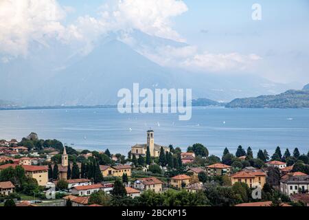 Gravedona, Italien, 10-02-2016 Blick über die Stadt zum Comer See Stockfoto