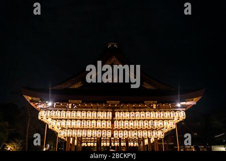 Kyoto, Japan - 9. April 2019: Tempel im Maruyama-Park im Gionviertel in der Nacht mit dem beleuchteten Yasaka Jinja-Schrein viele Papierlaternen und dunkles b Stockfoto