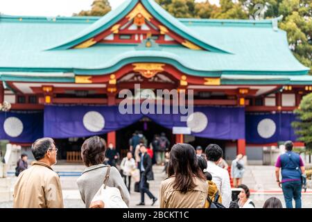 Tokio, Japan - 30. März 2019: Innenhof mit Menschen an der Eingangsfassade des Hie-Schrein-Tempels mit japanischer Architektur Stockfoto