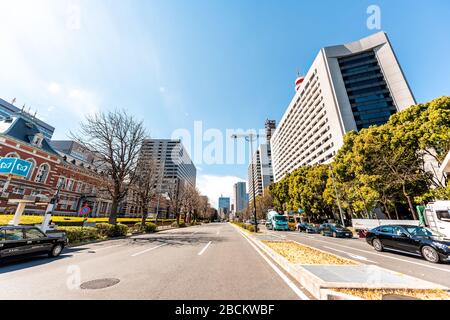 Tokio, Japan - 1. April 2019: Gebäude des Justizministeriums durch den kaiserlichen Palast am Frühlingstag Weitwinkelansicht der Straße mit Verkehrswagen Stockfoto