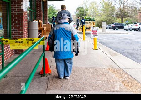 Reston, USA - 1. April 2020: Händler Joes Lebensmittelladen unterzeichnen für Kunden, darauf zu verzichten, mit Menschen zu rauchen, die soziale Distanzierung in li Stockfoto