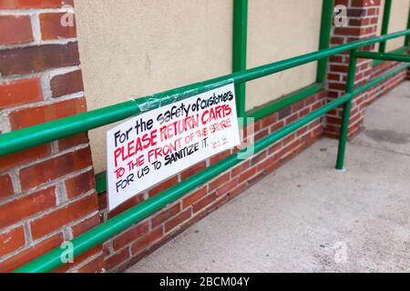 Reston, USA - 1. April 2020: Fordern Sie ein Schild vom Trader Joes Lebensmittelgeschäft an, damit Kunden Einkaufswagen zum Reinigen nach vorne bringen können Stockfoto