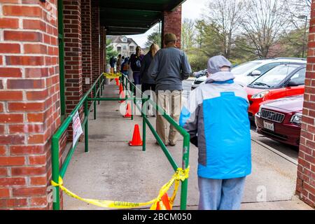 Reston, USA - 1. April 2020: Soziale Distanzierung von Menschen, die in Verbindung mit dem Lebensmittelgeschäft von Trader Joe stehen, aufgrund der Begrenzung für Kunden bei Cov Stockfoto