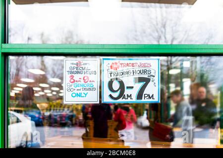 Reston, USA - 1. April 2020: Schaufensterschild für Händler Joes Lebensmittelgeschäft für Senioren mit besonderen Morgenstunden und regulären Öffnungszeiten für alte Leute du Stockfoto