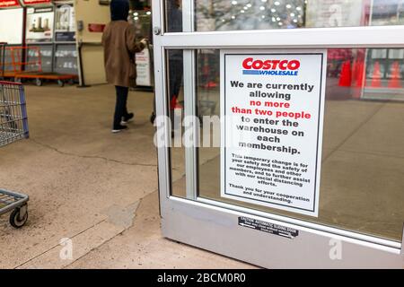 Sterling, USA - 1. April 2020: Costco Warehouse Club Store Social Distancing Sign mit einer Begrenzung von zwei Personen, die pro Mitgliedschaft in den Shop einsteigen können, um dies zu verhindern Stockfoto