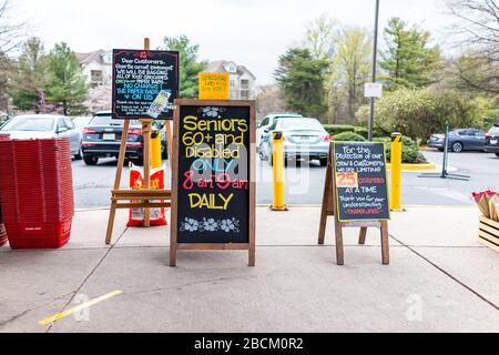 Reston, USA - 1. April 2020: Händler Joes Lebensmittelladen unterzeichnen für ältere behinderte Kunden spezielle Morgenstunden, Personen-Limit und Lebensmittel-Bagging-PAP Stockfoto