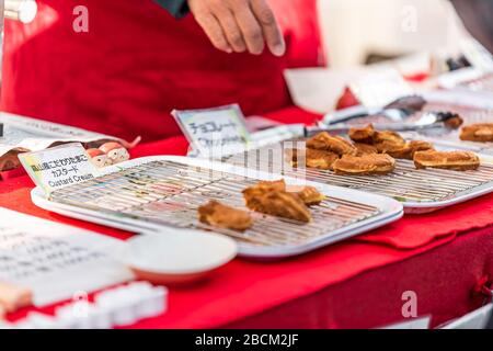 Takayama, Japan - 9. April 2019: Traditioneller Morgenmarkt in der Gifu-Präfektur-Straße mit Nahaufnahme des Verkäufers durch Schokoladencreme Taiyaki Fish-s Stockfoto