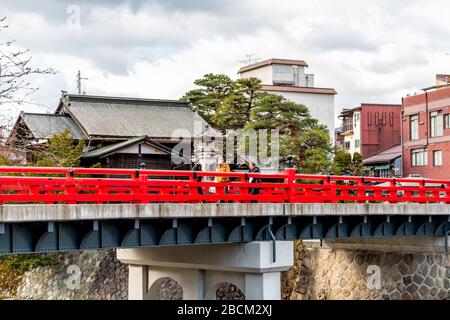 Takayama, Japan - 9. April 2019: Präfektur Gifu in Japan mit traditionellen machiya-wohnhäusern aus Holz, Menschen, die über Nakabashi-Rot-Vermil spazieren Stockfoto