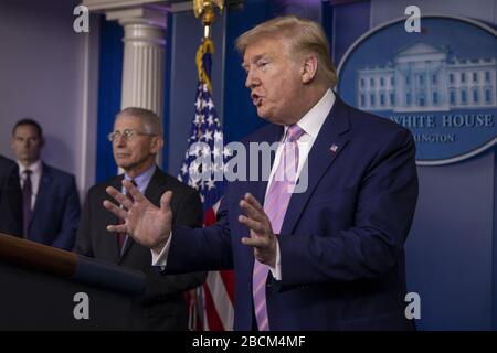 Washington, Vereinigte Staaten. April 2020. US-Präsident Donald Trump spricht am Samstag, 4. April 2020, beim Coronavirus Briefing im Weißen Haus in Washington, DC. New Yorks Todesopfer durch Coronavirus am Samstag übertrafen 3.500, da bestätigte Fälle auf 113.704 stiegen, was die US-Gesamtsumme auf mehr als 7.700 Todesopfer und 287.000 Fälle brachte. Foto von Tasos Katopodis/UPI Credit: UPI/Alamy Live News Stockfoto