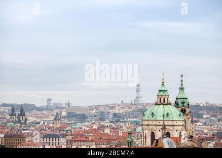 Panorama von Prag, Tschechien, von oben gesehen, an einem herbstlichen bewölkten Nachmittag. Wichtige Sehenswürdigkeiten wie Zizkov TV Tower und Kostel SVA Stockfoto