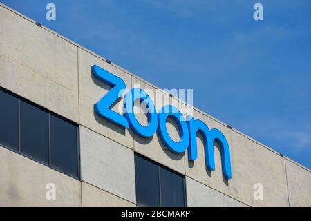 Zoomschild und Logo werden in der Startzentrale im Silicon Valley angezeigt. Zoom Video Communications IPO eingereicht, um an die Öffentlichkeit auf dem Nasdaq-Markt zu gehen - Stockfoto