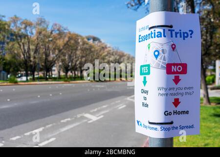 Wichtige Reisemitteilung, in der die Passagiere des öffentlichen Personennahverkehrs aufgefordert werden, das Transitsystem nur für wichtige Reisen während des Aufenthalts zu Hause zu nutzen, um COV zu verhindern Stockfoto