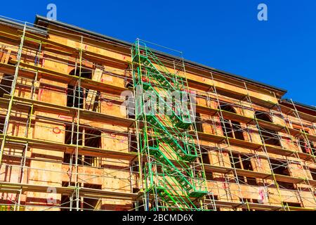 Gerüstzugang Treppen an der neuen Mehrfamilien-Wohnhausfassade während der Bauarbeiten - Santa Jose, Kalifornien, USA - 2020 Stockfoto