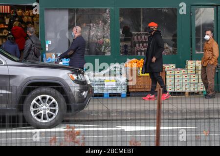 New York, USA. April 2020. Mercado hat an diesem Samstag, 04, eine Kundenwarteschlange außerhalb von New York City in den USA. New York City ist das Epizentrum der Coronavirus Pandemie (COVID-19). Kredit: Brasilien Photo Press/Alamy Live News Stockfoto