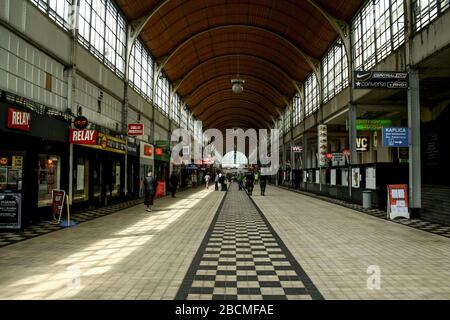 WROCLAW, POLEN - 9. JUNI 2009: Haupthalle von Wroclaw Glowny, Hauptbahnhof von Wroclaw, und ein wichtiger Eisenbahnknotenpunkt von silesia und Niederpolen. Stockfoto