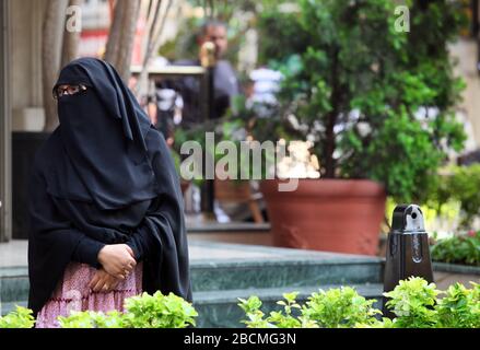 ISTANBUL, TÜRKEI - JULI 14: Arabische Touristen wandern am Taksim Platz am 14. Juli 2011 in Istanbul, Türkei. Stockfoto