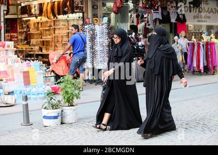 ISTANBUL, TÜRKEI - JULI 14: Arabische Touristen wandern am Taksim Platz am 14. Juli 2011 in Istanbul, Türkei. Stockfoto