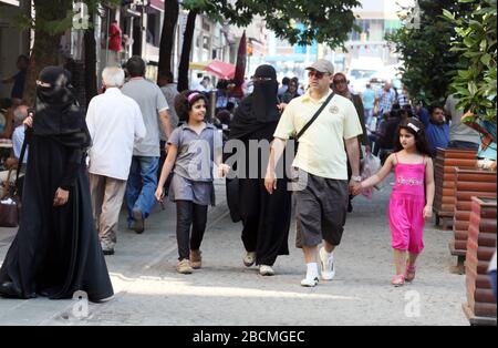 ISTANBUL, TÜRKEI - JULI 14: Arabische Touristen wandern am Taksim Platz am 14. Juli 2011 in Istanbul, Türkei. Stockfoto