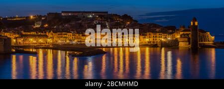 Langzeitbelichtung Nachtbild der Stadt und Hafen von Collioure an der Mittelmeerküste von Südfrankreich. Stockfoto