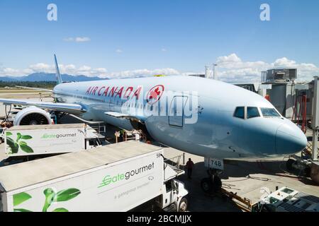 Vancouver, Kanada - 3. Juli 2017: Ein Flugzeug der Air Canada Airlines Boeing 777, das auf dem Asphalt des internationalen Flughafens Vancouver gewartet wird. Stockfoto