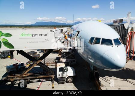 Vancouver, Kanada - 3. Juli 2017: Ein Bodenpersonal bereitet sich darauf vor, Flugzeugmahlzeiten von einem Gate Gourmet Container auf ein Flugzeug der Air Canada Airlines bei Va zu laden Stockfoto