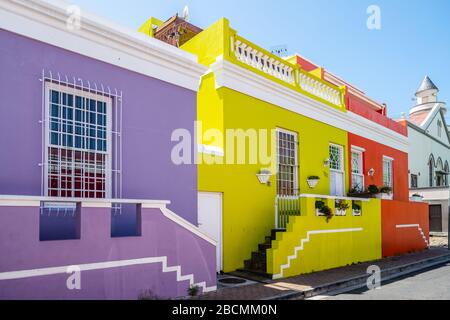 Bunte Häuser im Bo-Kaap Viertel in Kapstadt, Südafrika an einem schönen, sonnigen Tag. Stockfoto