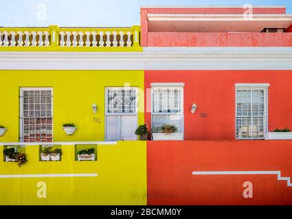 Bunte Häuser im Bo-Kaap Viertel in Kapstadt, Südafrika an einem schönen, sonnigen Tag. Stockfoto