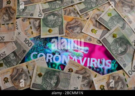 In diesem Foto werden einhunderttausend polnische Zloty-Banknoten mit einem Coronavirus-Hintergrund abgebildet. Währungsexperten weisen darauf hin, dass die Schwächung des polnischen Zloty auf die Stärke des US-Dollars zurückzuführen ist. Im vergangenen Monat sind die Wechselkurse von €/PLN mit etwa 4,50-4,60 die schwächsten seit 2009. Stockfoto